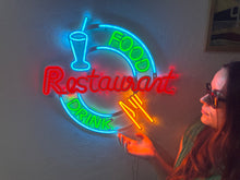 Görseli Galeri görüntüleyiciye yükleyin, Restaurant Neon Tabela
