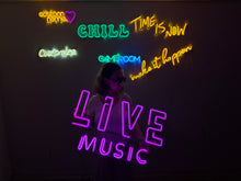 Görseli Galeri görüntüleyiciye yükleyin, Live Music Neon Tabela
