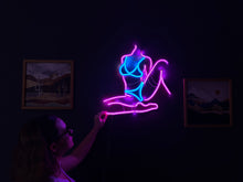 Görseli Galeri görüntüleyiciye yükleyin, Femme Fetale Neon Tabela
