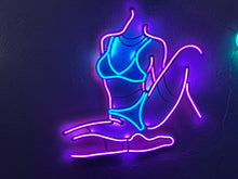 Görseli Galeri görüntüleyiciye yükleyin, Femme Fetale Neon Tabela
