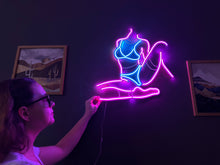 Görseli Galeri görüntüleyiciye yükleyin, Femme Fetale Neon Tabela
