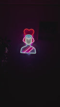 Videoyu Galeri görüntüleyiciye yükleyin ve burada izleyin, Kraliçe Neon Tabela
