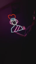 Videoyu Galeri görüntüleyiciye yükleyin ve burada izleyin, Kraliçe Neon Tabela
