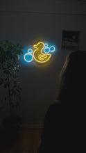 Videoyu Galeri görüntüleyiciye yükleyin ve burada izleyin, Rubber Duck Neon Tabela
