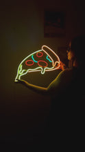 Videoyu Galeri görüntüleyiciye yükleyin ve burada izleyin, Pizza Neon Tabela

