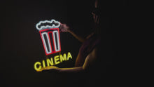 Videoyu Galeri görüntüleyiciye yükleyin ve burada izleyin, Cinema Neon Metal Tabela
