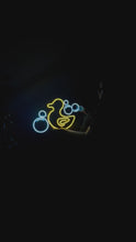 Videoyu Galeri görüntüleyiciye yükleyin ve burada izleyin, Rubber Duck Neon Tabela

