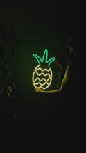 Videoyu Galeri görüntüleyiciye yükleyin ve burada izleyin, Ananas Neon Tabela
