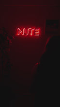 Videoyu Galeri görüntüleyiciye yükleyin ve burada izleyin, Mute Neon Tabela
