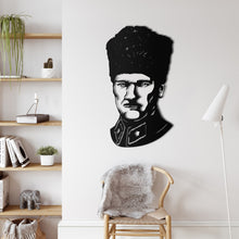 Görseli Galeri görüntüleyiciye yükleyin, Atatürk Kalpaklı Metal Duvar Dekoru

